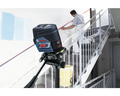 Bosch logo. Kruislijnlaser op statief met vakman in trappenhuis.