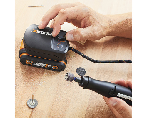 Worx Maker X gereedschap met accu en bedieningselementen op een houten oppervlak