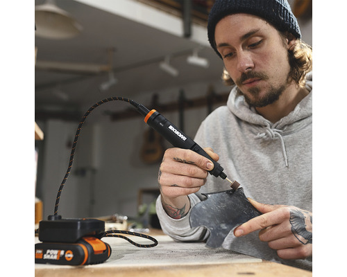 Man werkt met een Worx accu-multitool aan een werkstuk.