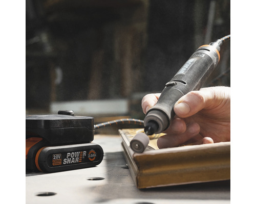 Accu-multischuurmachine in gebruik met accu