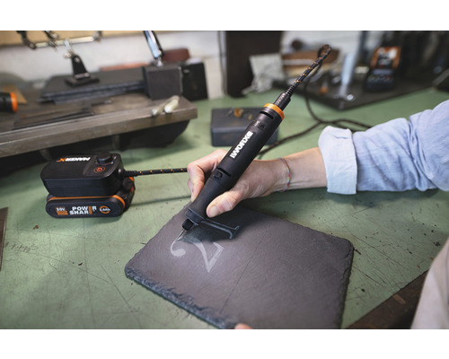 Graveermachine in gebruik op een leisteen om een nummer te maken.