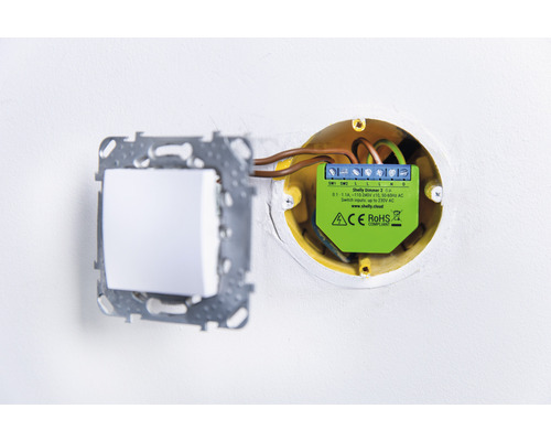 Geïnstalleerde Shelly Dimmer 2 naast een lichtschakelaar