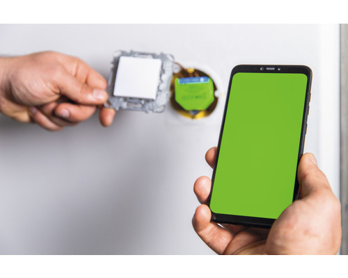 Installatie van een lichtschakelaar met smartphone ondersteuning.