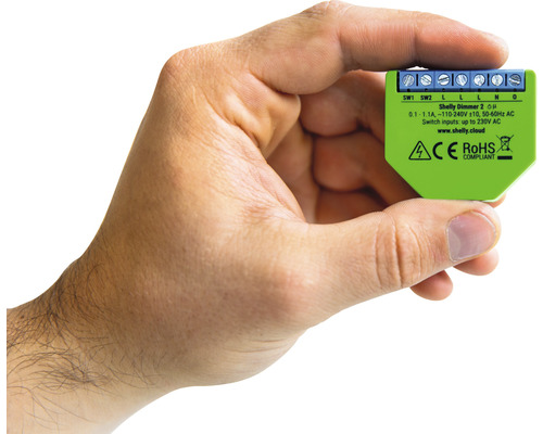 Hand houdt een Shelly Dimmer 2 vast voor domotica