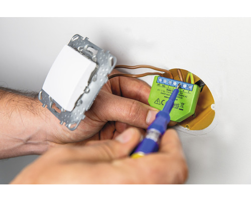 Installatie van een smarthome schakelaar met een schroevendraaier