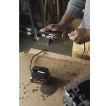 Man sluit WORX Maker X draadloze haakse slijper aan op 20V-batterij