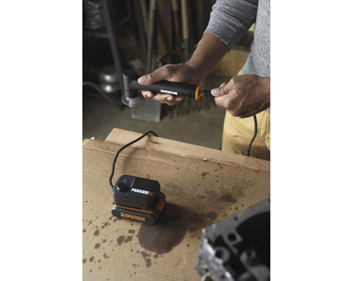 Man sluit WORX Maker X draadloze haakse slijper aan op 20V-batterij