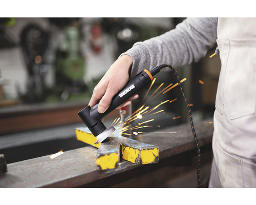 Iemand gebruikt een WORX haakse slijper om metaal te bewerken, waarbij vonken ontstaan.