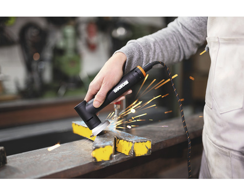 Persoon slijpt metaal met een WORX haakse slijper, waardoor vonken ontstaan