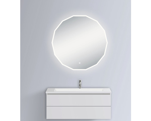 Badkamer met verlichte spiegel in ongebruikelijke vorm en onderkast met wastafel