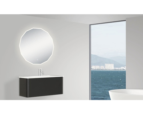 Moderne badkamer met spiegel, wastafel en raam met uitzicht op zee.