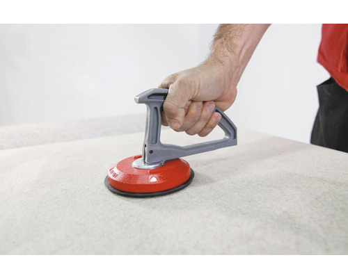 Tegelzuiger in gebruik voor het optillen van tegels