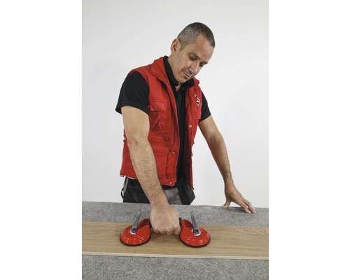 Tegelzetter met tegelzuignap voor het tillen van tegels