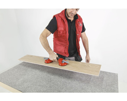 Tegelzetter tilt tegel op met zuignappen