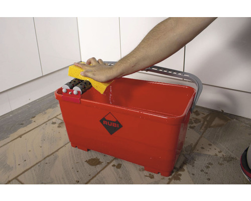 Rubi emmer met spons en rollen voor het reinigen van tegels