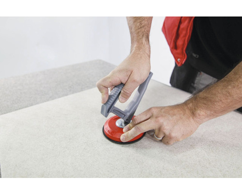 Tegelzuignap met handgreep in gebruik op tegel