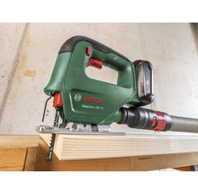 Bosch EasySaw 18V-70 accukrulzaag snijdt een stuk hout