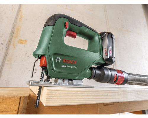 Bosch EasySaw 18V-70 accukrulzaag snijdt een stuk hout