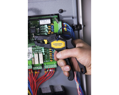 Gebruik van een Jokari Super 4 plus striptang op een elektronisch schakelbord