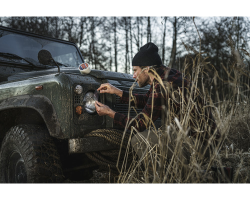 Man brengt steenslagbeschermingsfolie aan op koplamp