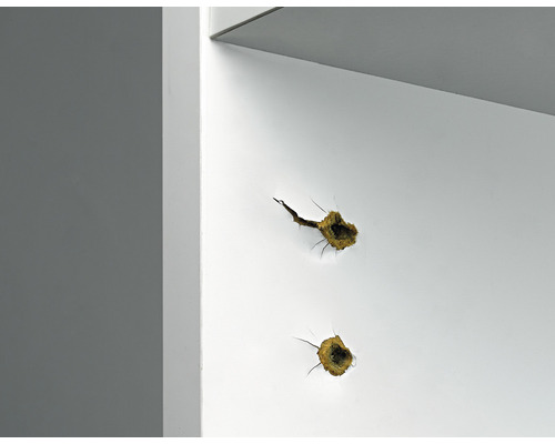 Twee boorgaten in een muur