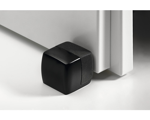 Zwarte kunststof deurstopper naast een witte deur