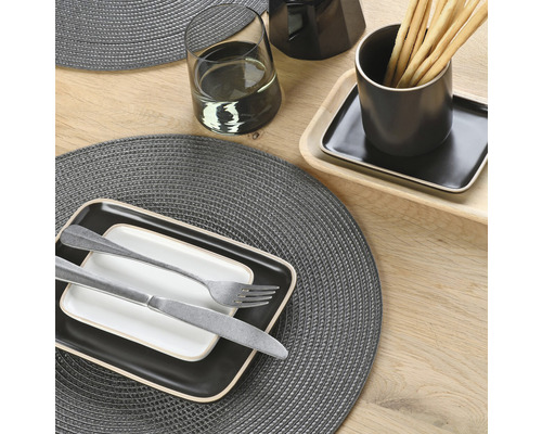 Tafeldecoratie met placemats, servies en bestek op houten tafel