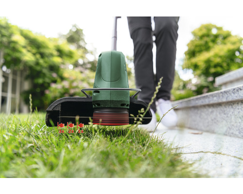 Grastrimmer in gebruik voor het maaien van gras