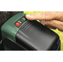 Bovenaanzicht van een accupack met een hand die op een knop drukt.