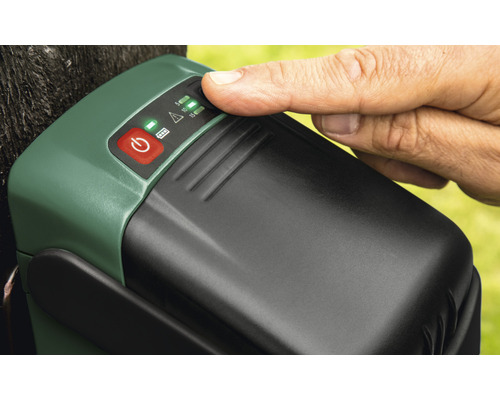 Bovenaanzicht van een accupack met een hand die op een knop drukt.