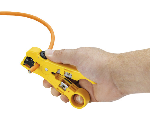 Hand die een kabelstripper met kabel bedient