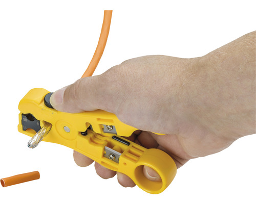 Een hand houdt een geel kabelstriptang vast die een kabel stript.