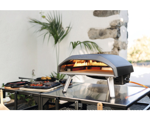 Ooni gas pizzaoven op een tafel buitenshuis