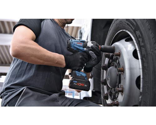 Monteur gebruikt een Bosch accuslagschroevendraaier om een band te vervangen.