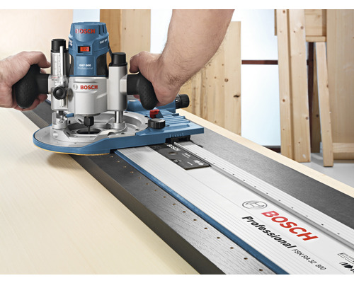 Bosch GKF 600 Professional kantenfrees in gebruik met geleiderail