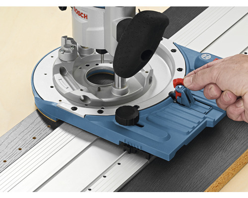 Bosch Logo. Hand bedient een Bosch bovenfrees met geleiderail.