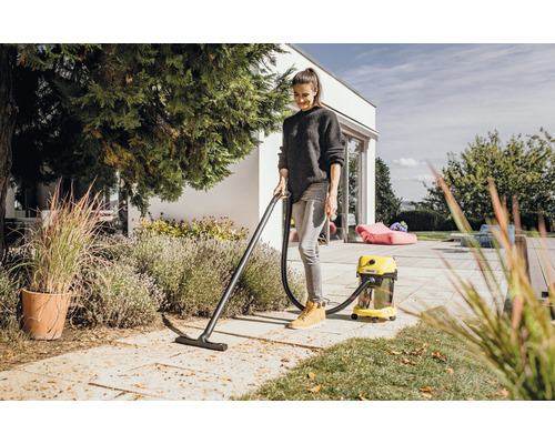 Vrouw reinigt terras met alleszuiger
