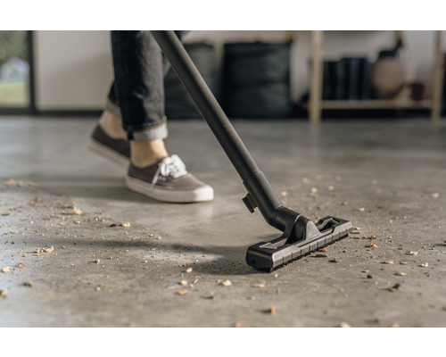 Stofzuiger in gebruik op een vuile vloer