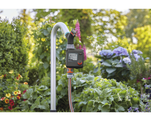 Irrigatiecomputer met gemonteerde waterkraan in de tuin