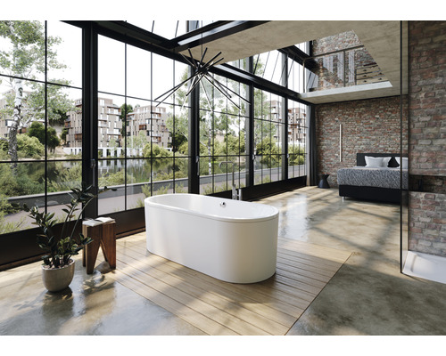 Badkamer met vrijstaand bad, groot raam en loftgedeelte met bed
