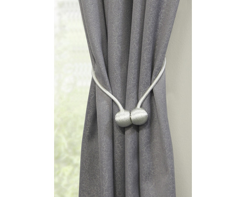 Grijs gordijn met zilverkleurige magnetische gordijnband