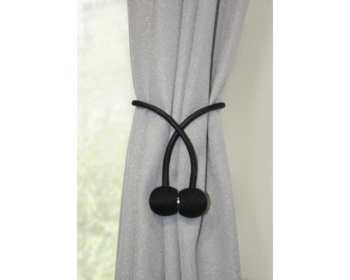 Grijze gordijn vastgehouden door een zwarte magnetische gordijnband