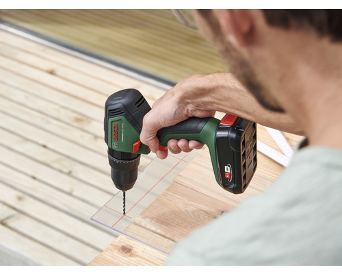 Man boort met een accuboormachine een gat in een werkstuk