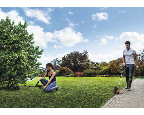 Tuinscène met grastrimmers die in de tuin werken.