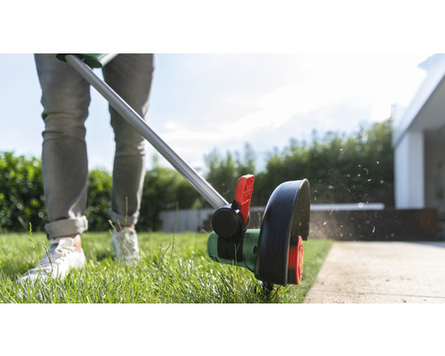 Gras trimmer in gebruik voor het knippen van graskanten