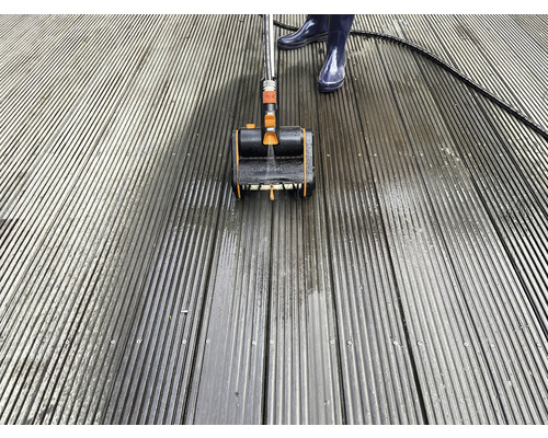 Terrasreiniging met borstelopzetstuk en rubberlaarzen