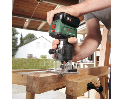 Bosch bovenfrees in gebruik op een stuk hout