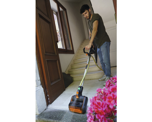 Man reinigt terras met oppervlaktereinigingsapparaat