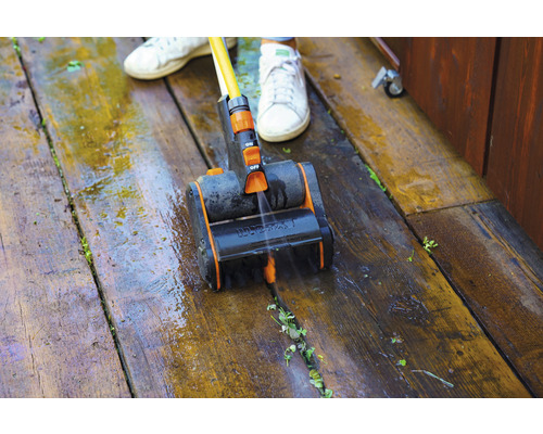 Terrasreiniger in gebruik op een houten terras