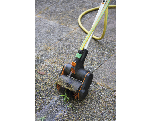 Voegenreiniger met borstelrol en waterslangaansluiting